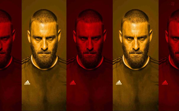 实力宠粉！申花新外援盖伊赛场外给球迷签名